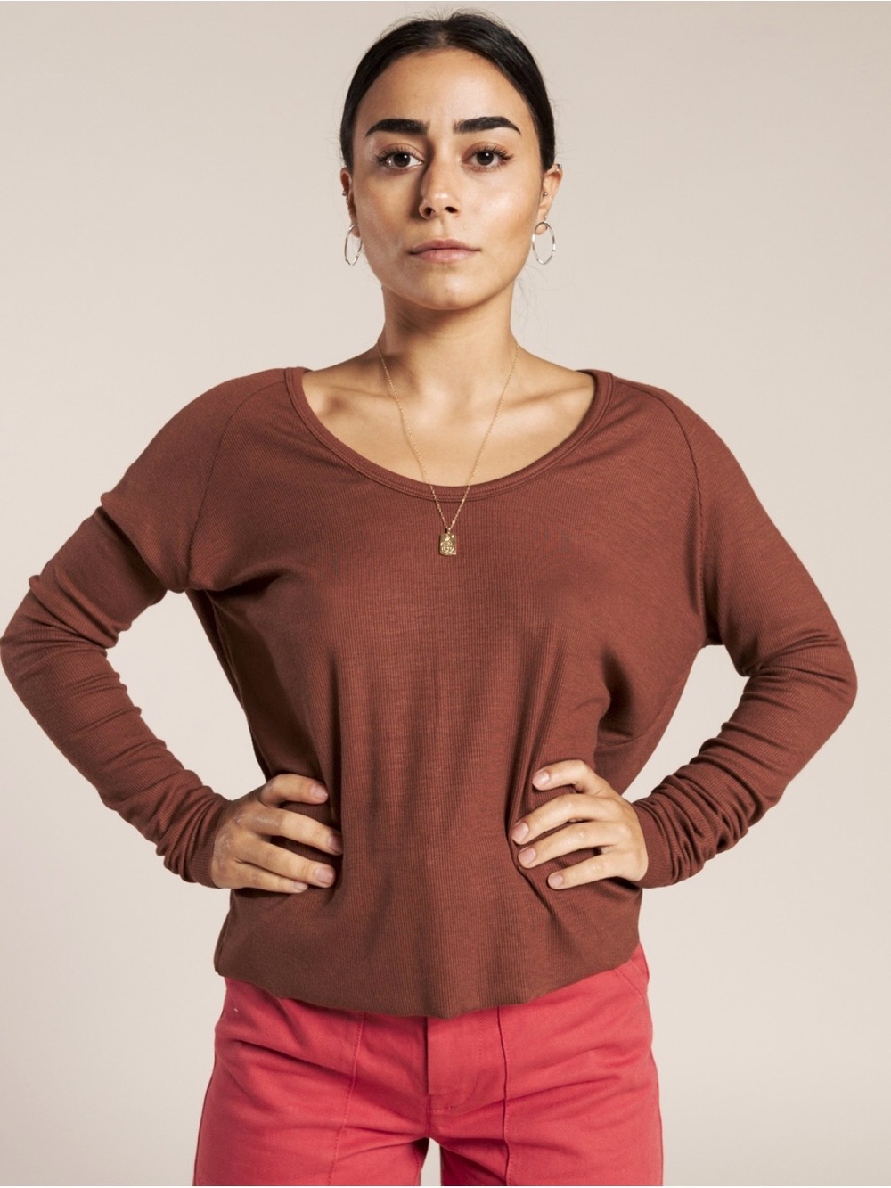 Joah Brown Long Sleeve Scoop Neck Top in Chestnut Brown Oxblood O/S